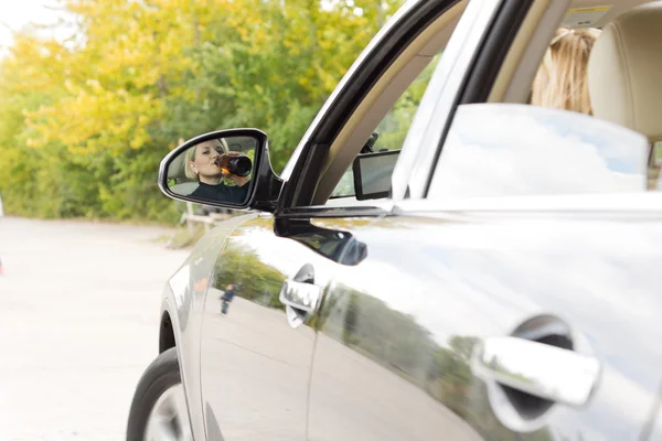 Donna tessendo la sua auto mentre beve alcol — Foto Stock