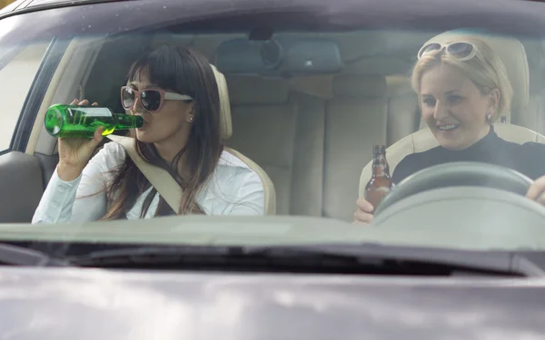 Vrouwen feesten en drinken tijdens het rijden — Stockfoto