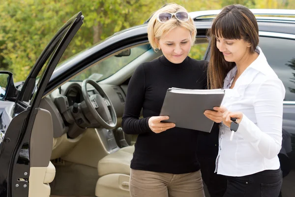 Mulher levando entrega de seu carro novo — Fotografia de Stock