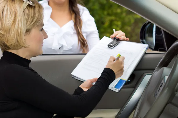 Unterzeichnung des Deals über ein neues Auto — Stockfoto