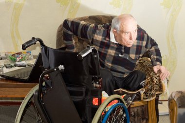 tekerlekli sandalye değişen Engelli man