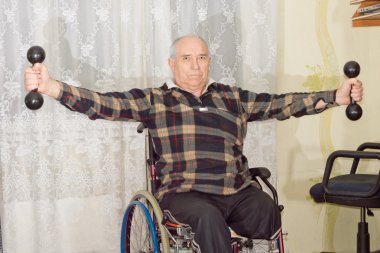 Engelli man dumbell ile çalışma dışarı