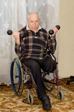 Kıdemli dumbbells ile egzersiz erkek devre dışı.