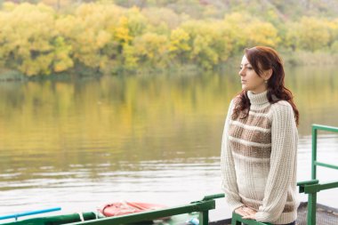 genç kadın sakin bir nehirde bekliyor