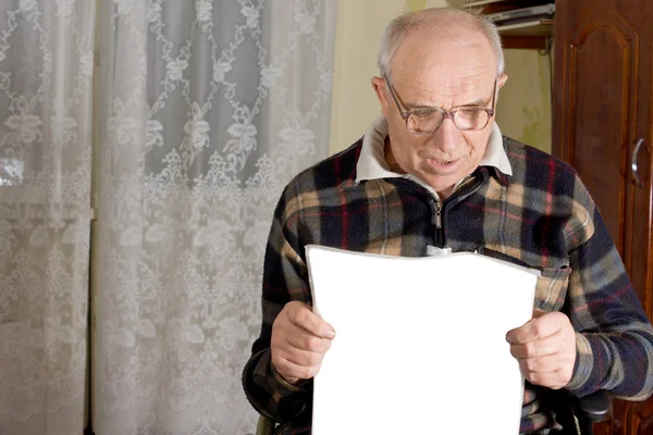 Zachwycony starszy człowiek czytanie gazety — Zdjęcie stockowe