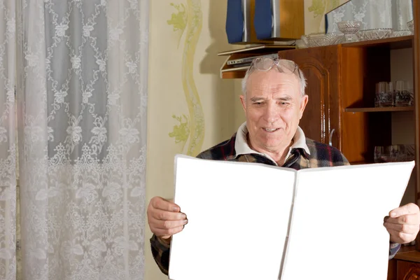 Uomo in pensione godendo il suo giornale — Foto Stock