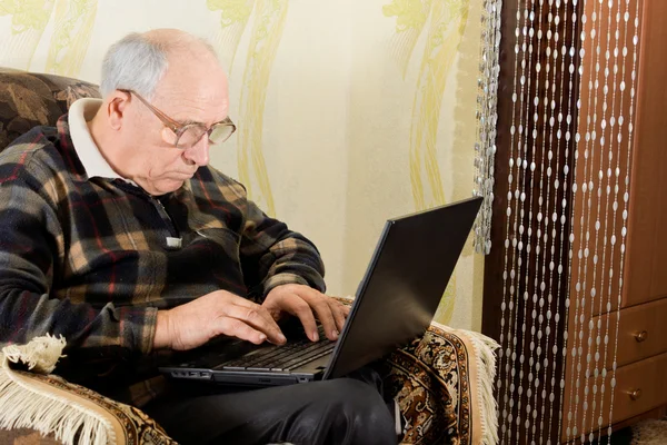 Senior om tastarea pe computerul său laptop — Fotografie, imagine de stoc