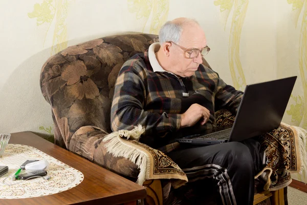 Senior surft im Internet — Stockfoto