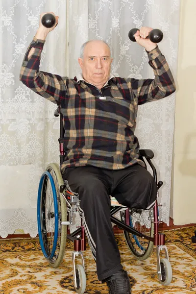 Senior amputee working out lifting weights — Stock Photo, Image