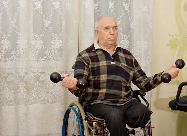 Homem deficiente sênior fazendo exercícios — Fotografia de Stock