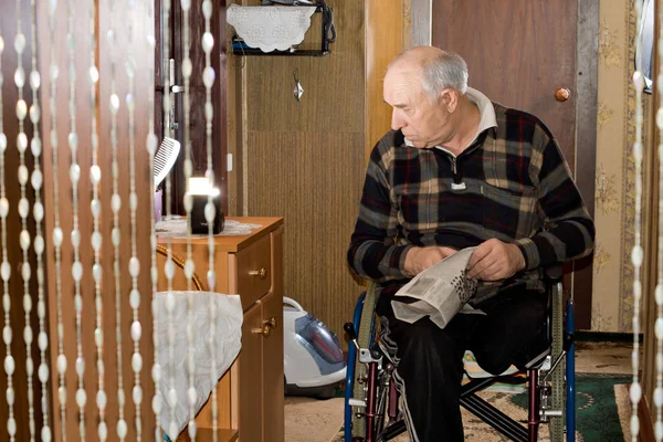 Bekijken in een kamer van een gehandicapte bejaarde man — Stockfoto