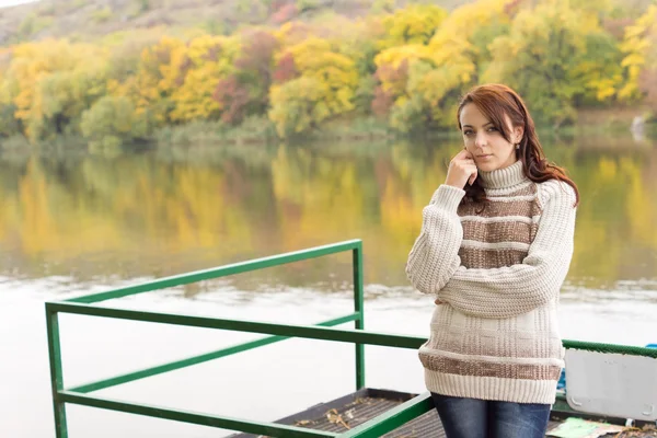 Beautiful young woman alongside a river — Stock Photo, Image