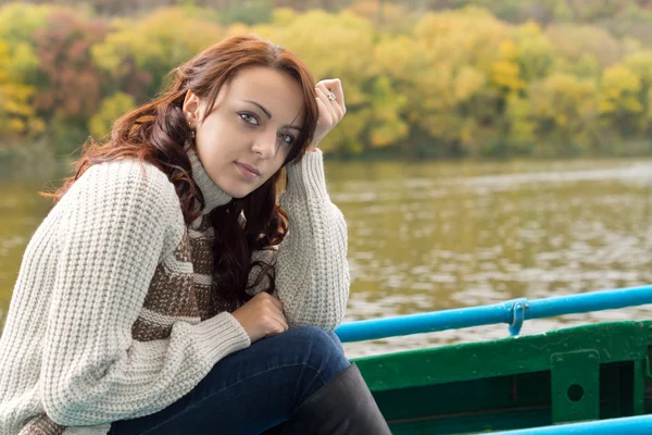 Belle femme hors du bateau — Photo