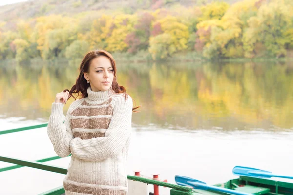 Gelukkig ontspannen mooie vrouw in de natuur — Stockfoto