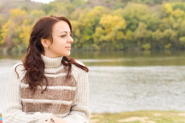 Bella ragazza godendo il tempo autunnale — Foto Stock