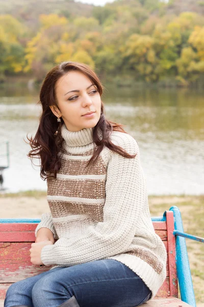 Attraktive Frau entspannt am Ufer eines Sees — Stockfoto