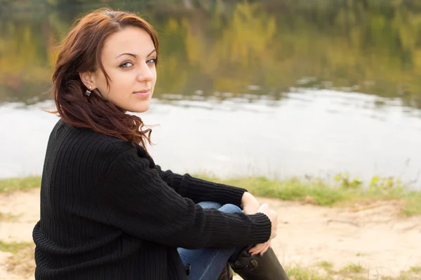 Mooie jonge vrouw met een serene glimlach — Stockfoto