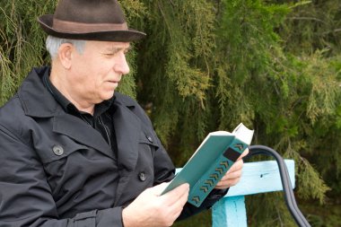 üst düzey adam açık havada onun kitap okuma rahatlatıcı