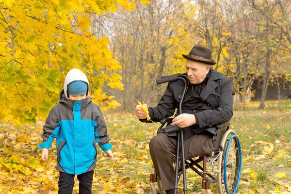 Nonno disabile che gioca con suo nipote — Foto Stock