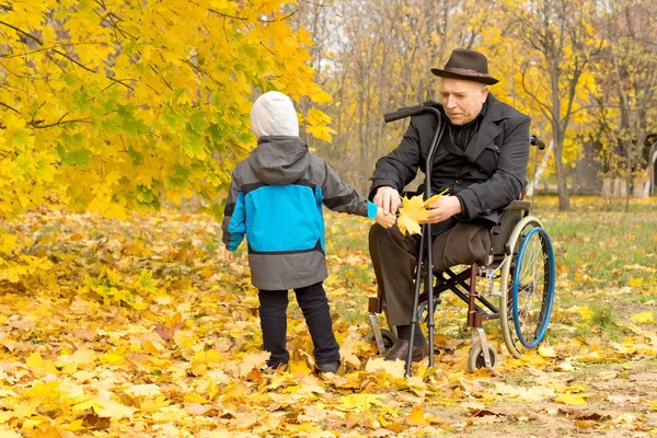 Niño pequeño con su abuelo discapacitado — Foto de Stock