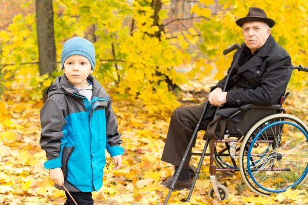 Petit garçon avec son grand-père handicapé — Photo