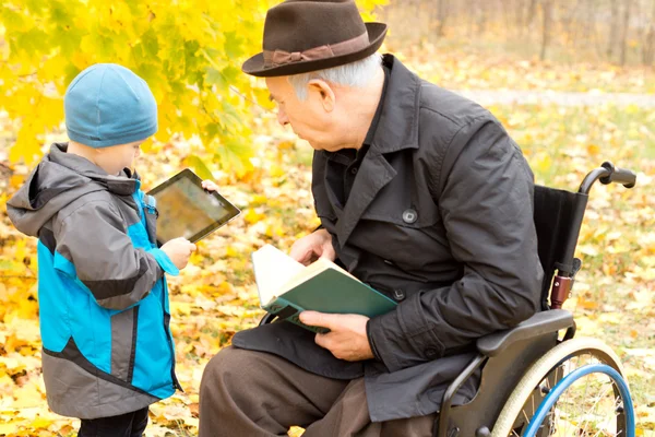 Grandfather and grandson enjoying leisure time — Stock Photo, Image