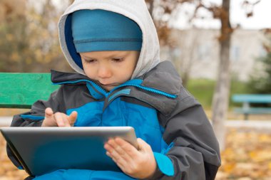 sevimli küçük çocuk internet sörf
