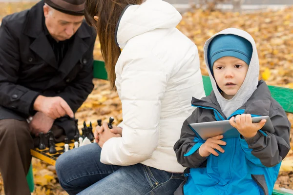 Schattige jonge jongen houden een tablet pc — Stockfoto