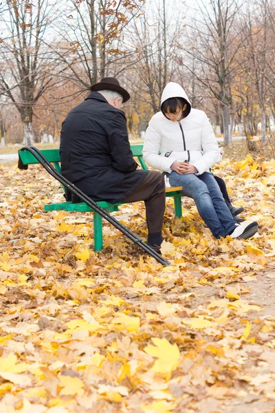残疾老人的男人和女人在下棋 — 图库照片