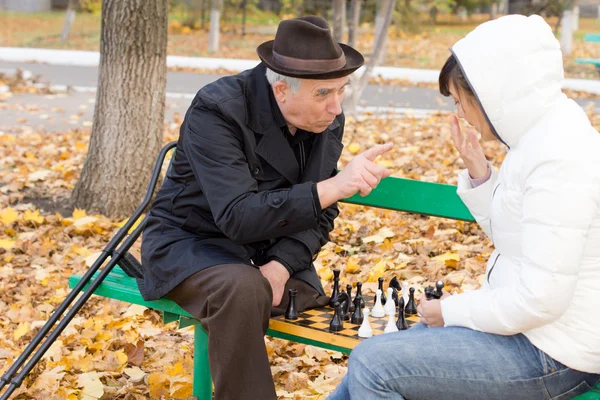 Anciano discutiendo durante una partida de ajedrez — Foto de Stock