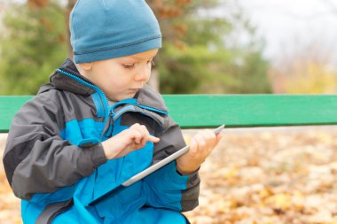 sevimli küçük çocuk bir tablet bilgisayarda sörf