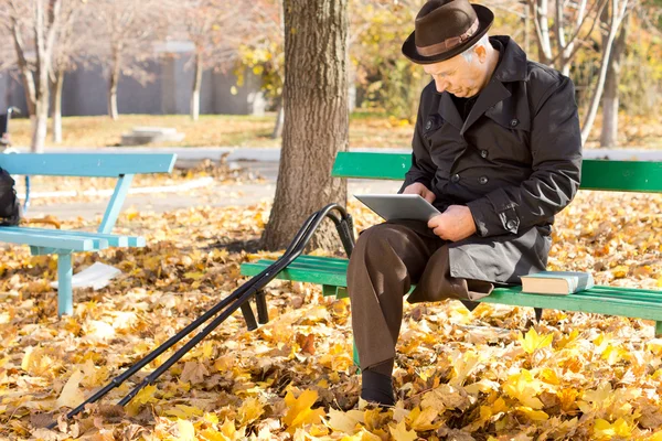 Äldre man surfa på internet på en tablet-pc — Stockfoto