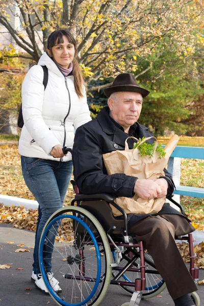 gülümseyen kadın Engelli babası yardım