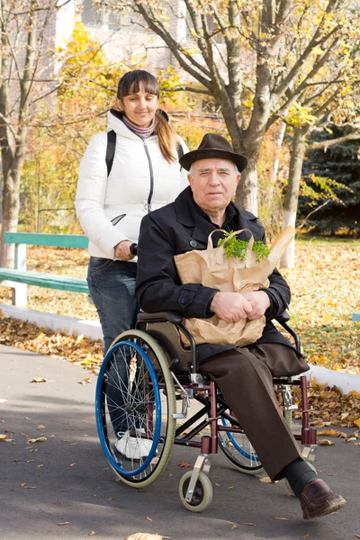 Senior handicapped man going grocery shopping — Stock Photo, Image