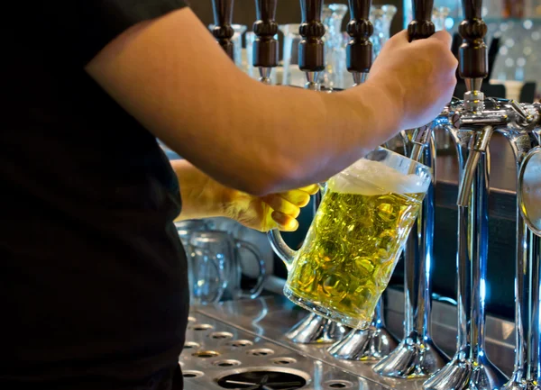 Bartender dispensing a tankard of draught beer — Stock Photo, Image