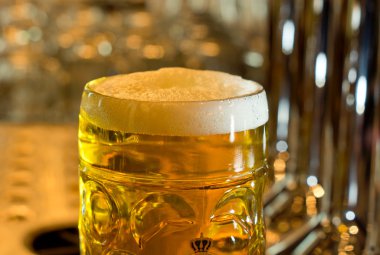 bira bardağı soğuk köpüklü bira ile dolu