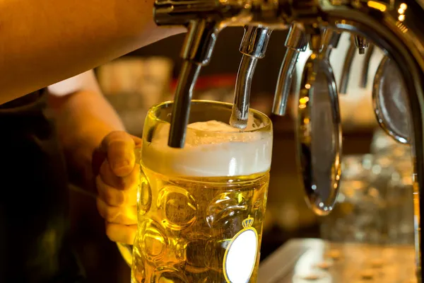 Dispensing draught beer in a pub — Stock Photo, Image