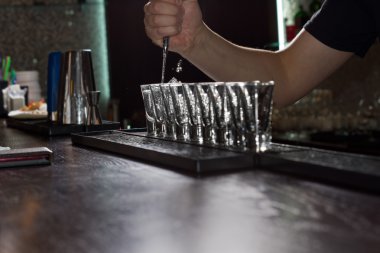 Barmen likör fondip bardakları dökme