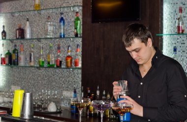 Barmen bir barda alkollü kokteyl hazırlama