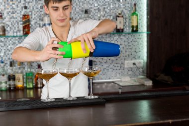 çekici genç barmen egzotik kokteyller dökme