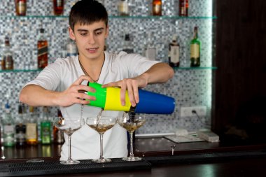 Barmen bir kokteyl dökme