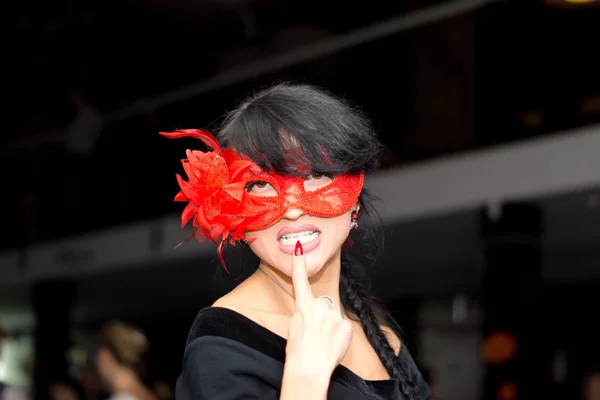 Mulher morena sedutora usando uma máscara veneziana — Fotografia de Stock