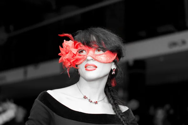 Femme non conformiste portant un masque vénitien rouge — Photo