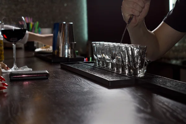 Fila de óculos em um balcão de bar — Fotografia de Stock