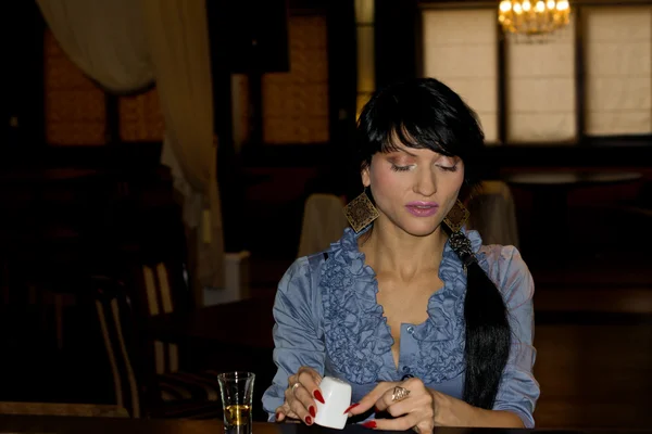 Mujer preparando un cazador de sal — Foto de Stock