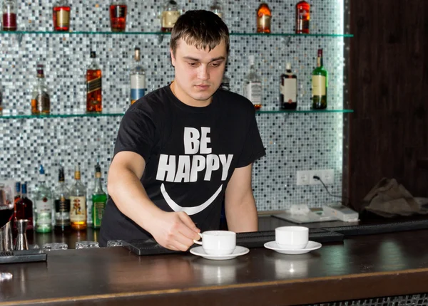 Barmann bereitet an der Bar Tassen mit frischem Kaffee zu — Stockfoto