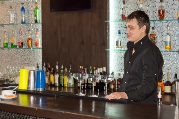 Alkollü kokteyller sunan barmen gülüyor