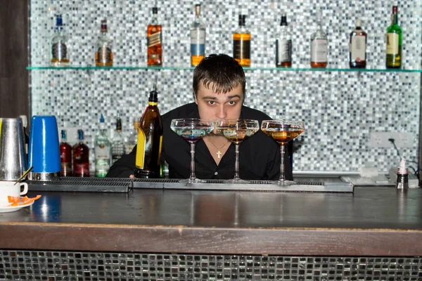 Barmen kokteyller üzerinde göz kulak