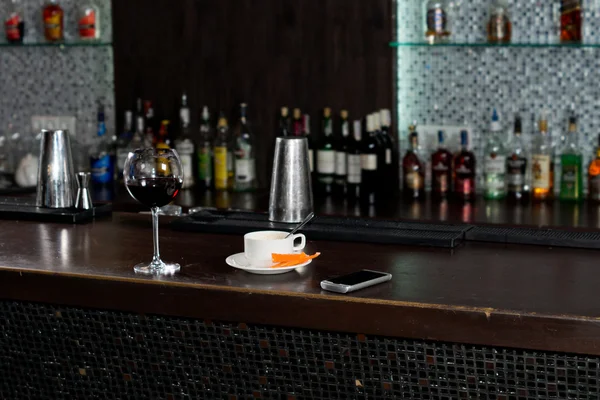 Kopp kaffe på en bar counter — Stockfoto