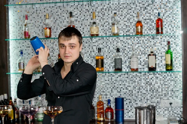 Barman směšování kapalin s šejkr na koktejly — Stock fotografie